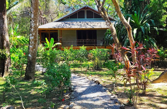 Nature Lover's Delight! Gardens, Private Beach, Pool, Dive Shop, In Gated Resort