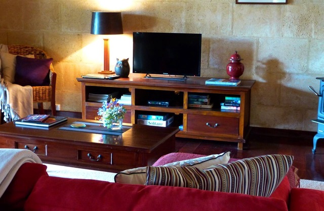 Nature on your doorstep - Kangaroo Creek Chalets - birds kangaroos.relax!