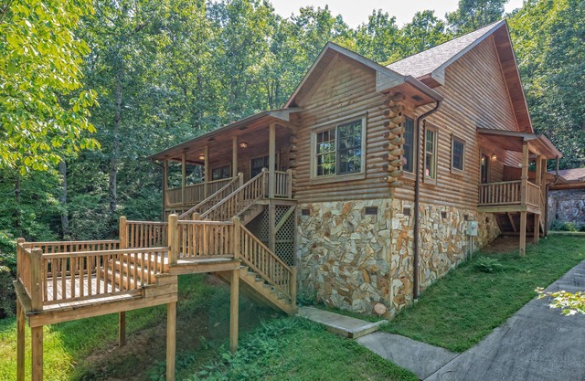 Nature's Den | Pet-Friendly, Mountaintop Cabin in Columbus