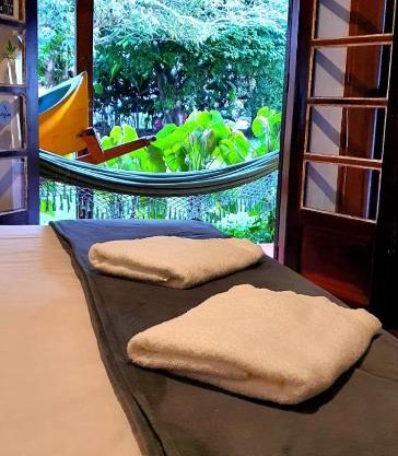 Natureza a 100m da Praia, 4 suítes, amplo jardim