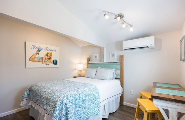 Nautical-themed Studio less than a block to sea, sun and fun!