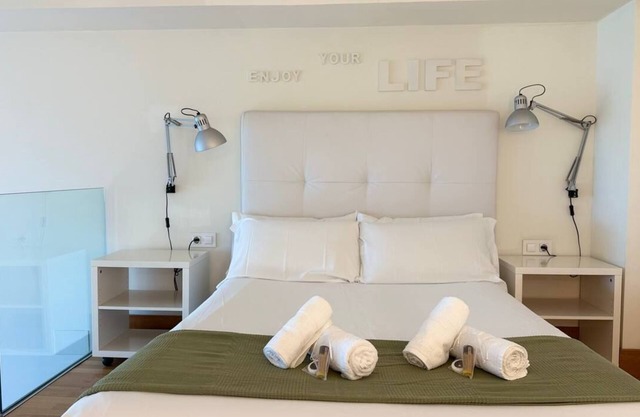 Nava Stay - Bright loft with private parking 5 min from the university