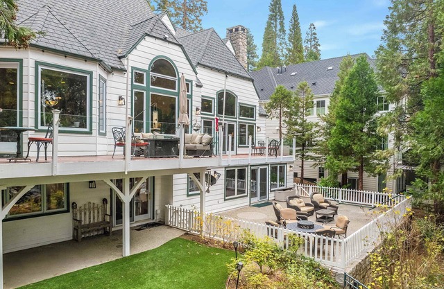 Navigate Stays Best Dressed Lakefront Home
