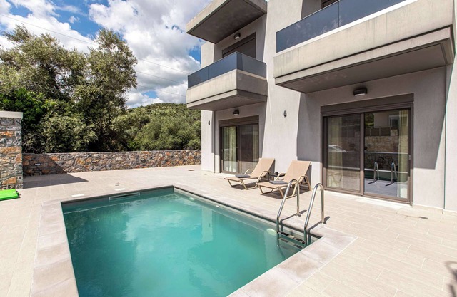 Neaira Ground Floor Apartment With Private Pool