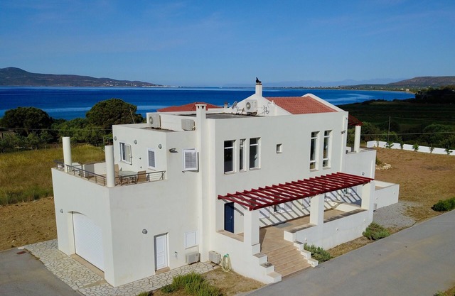 Neapoli Beach Retreat - 4 bed, 4.5 bath Custom Home! Steps to the Sandy Beach!