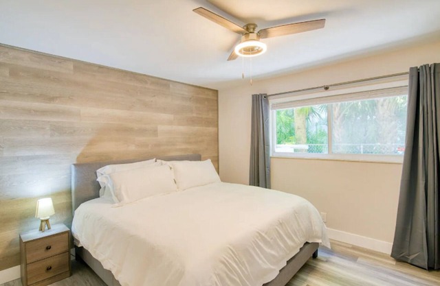 Near Beach Island | Fire Pit | Hot Tub | WiFi