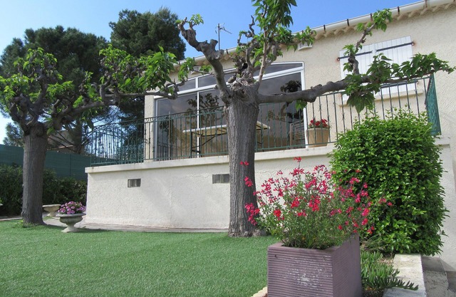 Near BEZIERS gîte for 6 people, terrace & garden, quality amenities.