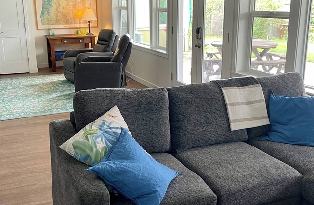Near campus: entire home/apartment w/private entrance, patio, and beautiful view