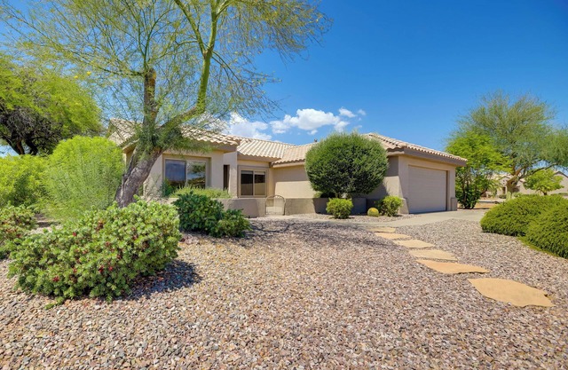 Near Golf: Inviting Surprise Home w/Covered Patio