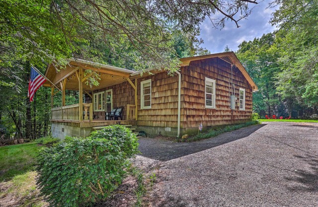 Near Hiking: Roaring Gap Retreat w/Fire Pit!