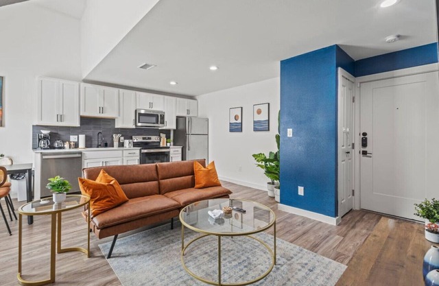 Near Medical District & Walkable to Oak Lawn Bars