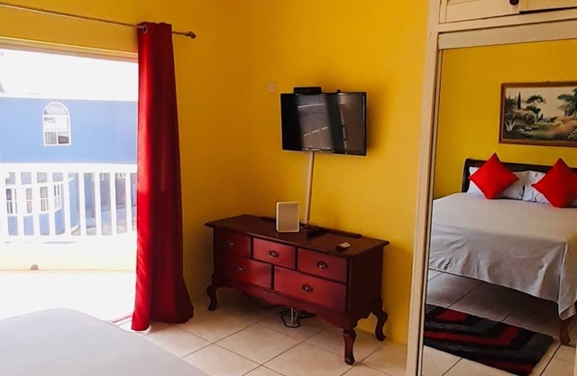 Near Ocho Rios/AC/Balcony/Hot Water/Quiet/1 Bed/10A