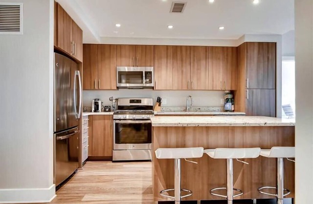 near Pentagon City Metro 2 BR | Steps to Metro
