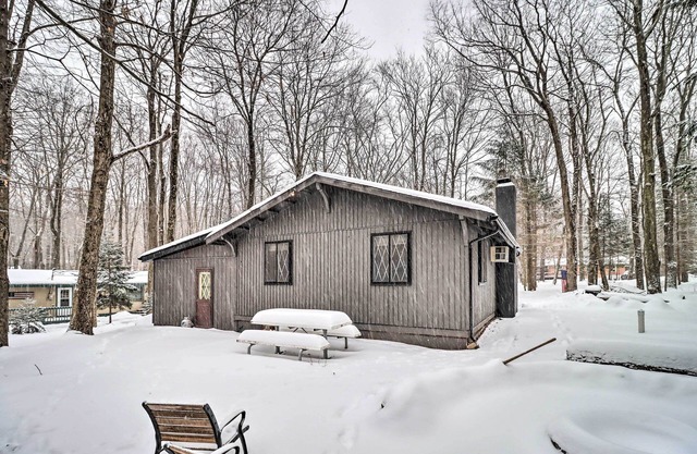 Near Skiing: Pocono Lake Cabin w/Screened Patio