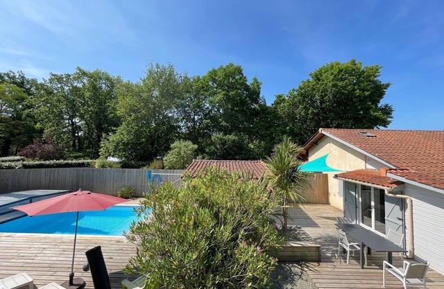 Near Soulac/mer, house 3 bedrooms, sleeps 6, heated indoor pool