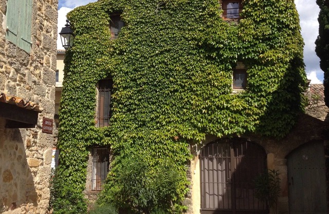 Near Uzès, a village house with authentic charm and completely renovated