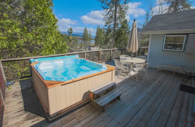 NEAR YOSEMITE: Bass Lake Cabin: Hot Tub, Lake View, Pet Friendly