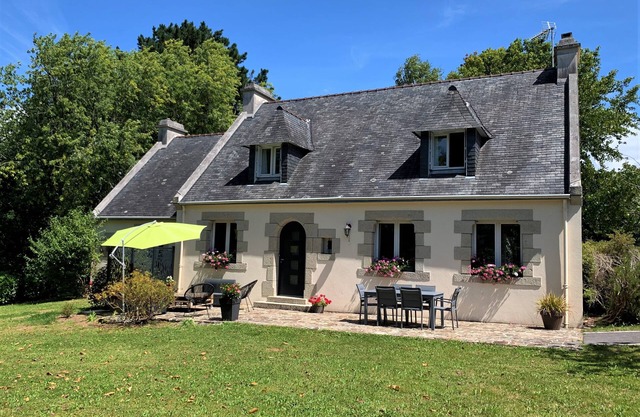 Neo-Breton house 200 m from the historic heart of LOCRONAN