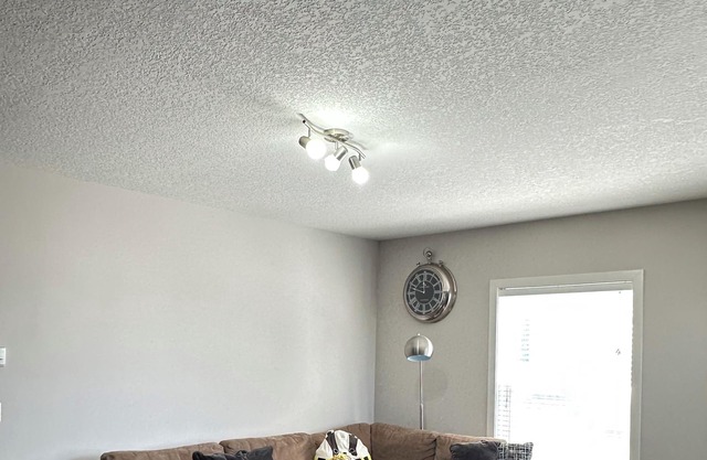 Netflix & Chill in Modern 2BR Condo in CalgarynClose to Everything, Mountains