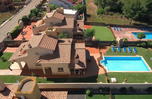 Neus Bará 11 pax House, Wifi, garden and pool 5 minutes from beach.