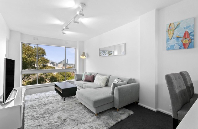 Neutral Bay - BEN73 - Ben Boyd Road - Charming 1BR with Harbour Views in Peaceful Neutral Bay Location