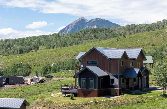 Neville Way, hot tub, privacy, views!
