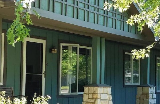 New 2 BR condo & private courtyard. CLEAN. Modern Kitchen. Walk/bike to town.