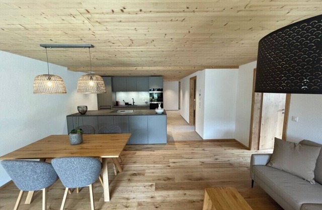 New 3.5 room apartment with chalet interior, terrace and views of the mountains!
