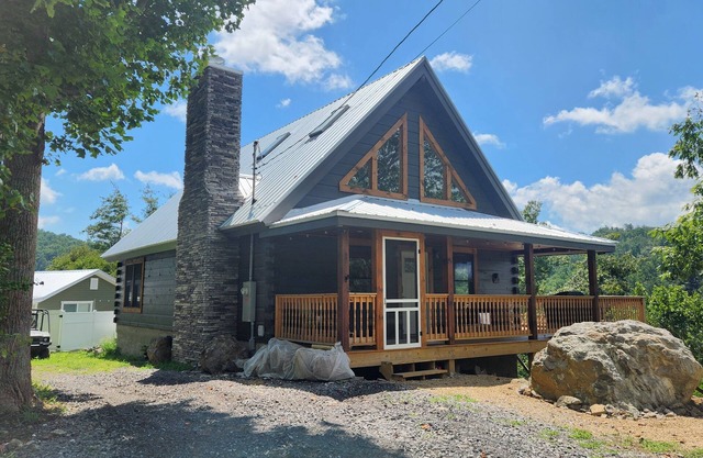 New 3-bedroom NC mountain cabin with million dollar view & N. Toe River access