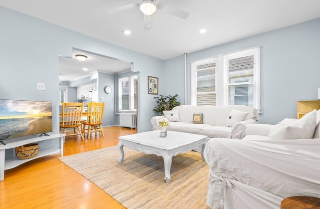 NEW 3br/2ba Beach Home 2.5 blks to Beach!