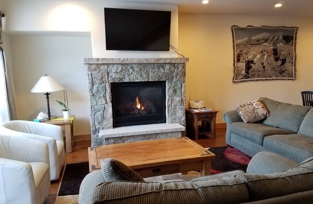 New 3BR/3BA & Loft, Private Hot Tub, Heated Pool, Views, Walk/Bus to River Run