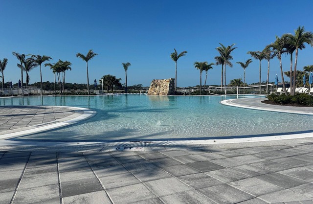 NEW 3BR Home with Pool, Hot Tub, Cafe, Minutes to Venice and Englewood Beaches