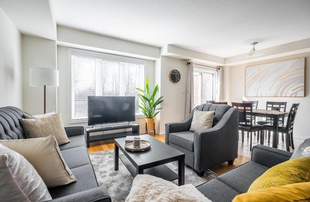 New 3BR Townhouse, Minutes to Niagara Falls and Brock University by GLOBALSTAY
