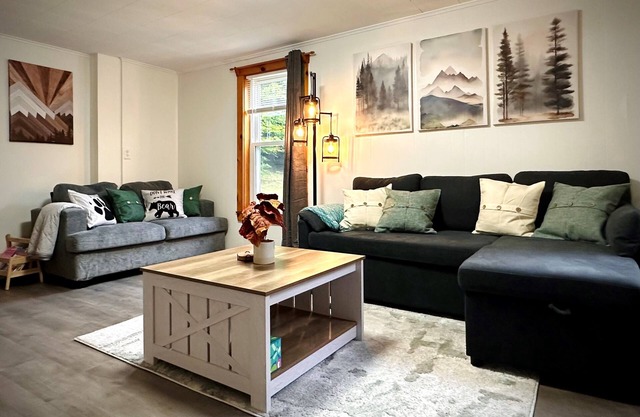New 4BR Mtn Retreat w/Game Room, Fire Pit & Grill