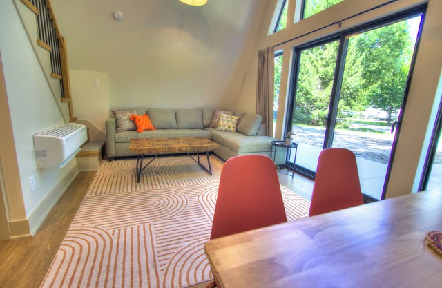 New A-Frame Cabin by Des Moines: Chicory theme