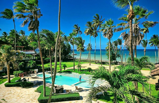 NEW Amazing Direct Beach Views 4BR Penthouse Pools/Jacuzzi/BBQ + Maid Services