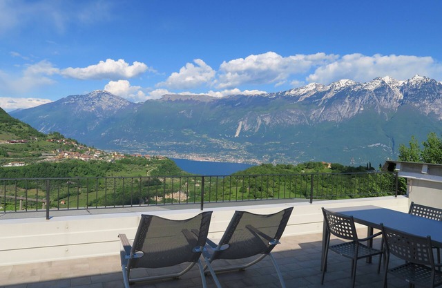 New apartment in small reality with large terrace overlooking Lake Garda/Monti.