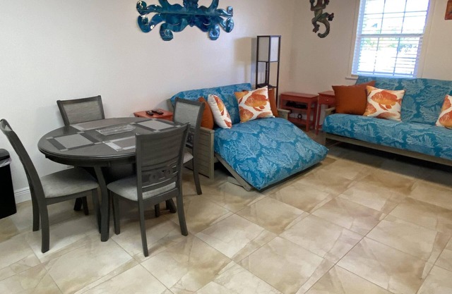 New Apartment with Free Golf Cart 3 Minute walk to Beach