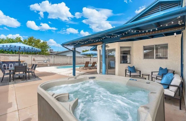 *NEW* Backyard Oasis! Heated Pool, Spa, Mini Golf!