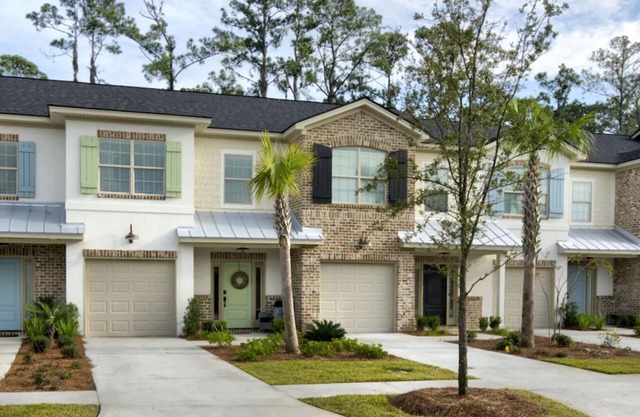New Beach Townhouse with Pool! Tennis, Pickleball & Bocce around the corner!