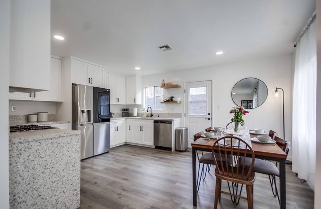 NEW-Bubbling Wells Retreat: Modern 3bd home w/garage, central AC + backyard for entertaining!