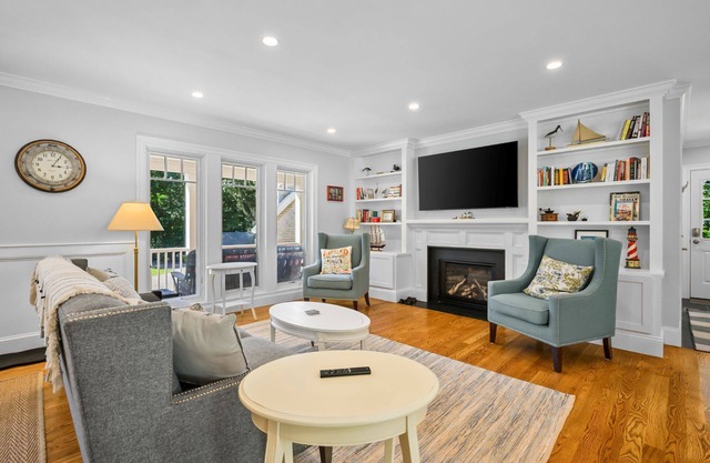 New build! Walk to beach, lots of room, great outdoor space