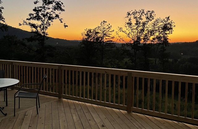 New Cabin with many amenities! Trail systems. Sleeps 8! Royal blue brimstone