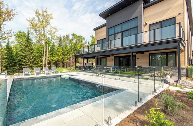 NEW! Chalet Aurora | 5 Bedrooms | Hot tub | Outdoor Pool/Tremblant Living