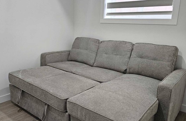NEW Cozy 1BR Suite Near Transit, Shops & Parks