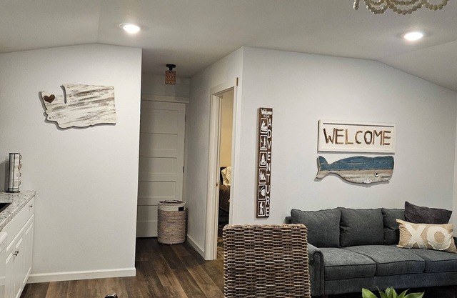 New Cozy Beach Bungalow, only a 1/2 mile walk to beautiful quiet Beach