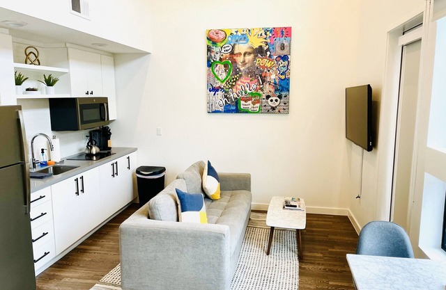 NEW Cozy Downtown East Austin Condo - Prime Location! 10 min walk to Rainey St