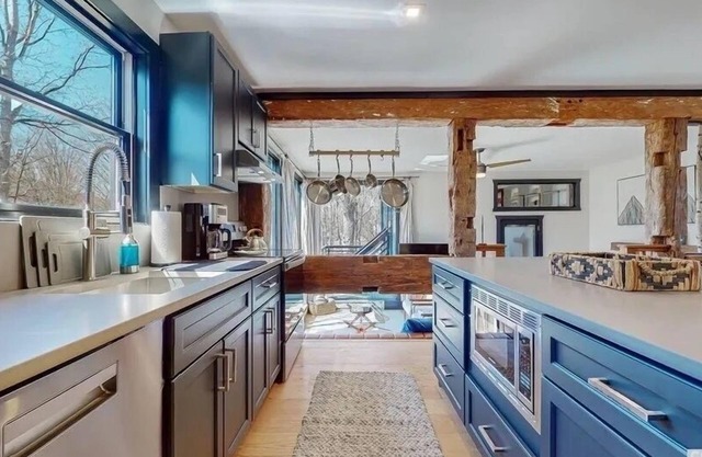 NEW - Cozy Modern: Stunning views,3 mins ski,BBQ,Fire Pit,Game Room,walk to town