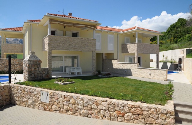 New cozy Vila with great heated Pool and Stone barbeque