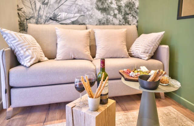 NEW Eiffel Tour ! Splendid 2BR & 1 BR Apts in the Heart of Paris